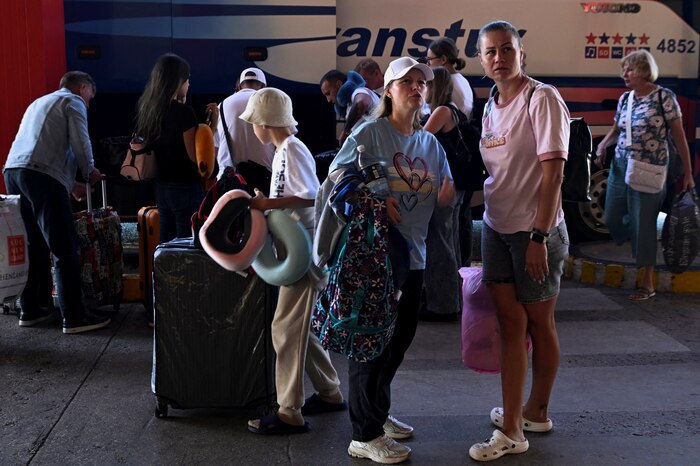 Turistas abandonan Cuba ante crisis de combustible que afecta a la economía y al sector turístico