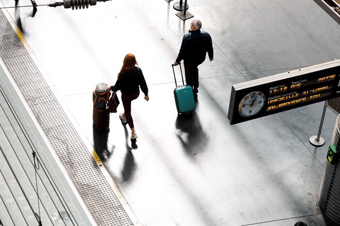 Turistas polacos enfrentan hotel en obras, largas colas y piscina demolida en Albania; TJUE dictamina derechos ante incumplimientos
