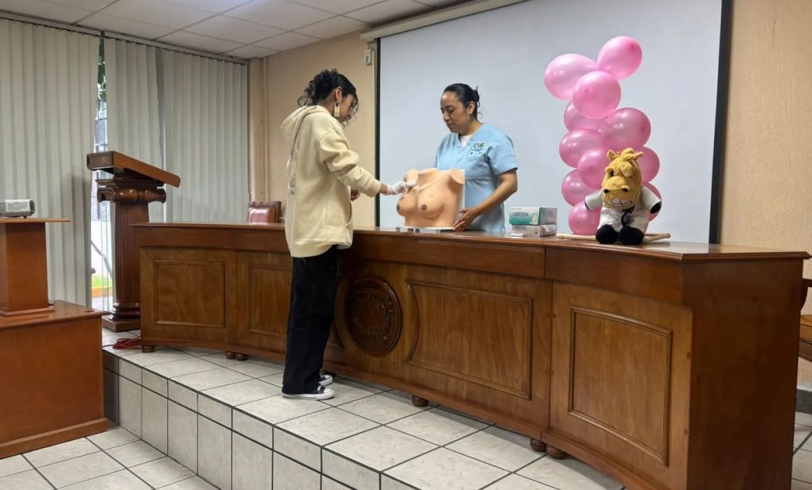 UAEMex impulsa campañas de detección temprana y conciencia sobre el cáncer de mama en Toluca
