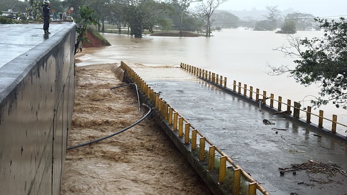 UGRD construirá puente provisional en Necoclí tras colapso por inundaciones que dejaron a un menor colgado de un árbol