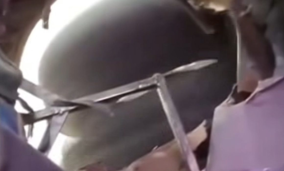 Unidad de microbús sin piso en Huehuetoca pone en peligro a pasajeros y genera alarma en redes sociales