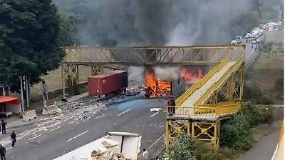 Unidades de carga chocan en la carretera México-Toluca