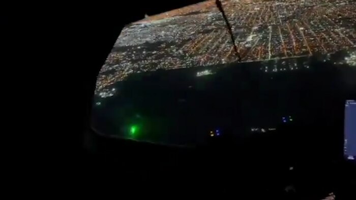 Usuarios apuntan con láser a aviones en Ezeiza y generan alerta en seguridad aérea
