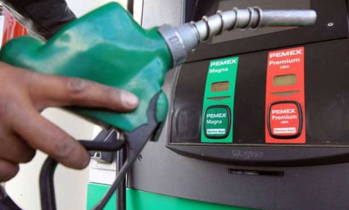 Usuarios denuncian venta de combustible adulterado con agua en estación de Zumpango