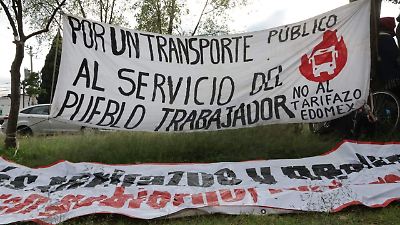 Usuarios y colectivos presionan contra el tarifazo en transporte público y clausuran la Semov en Toluca