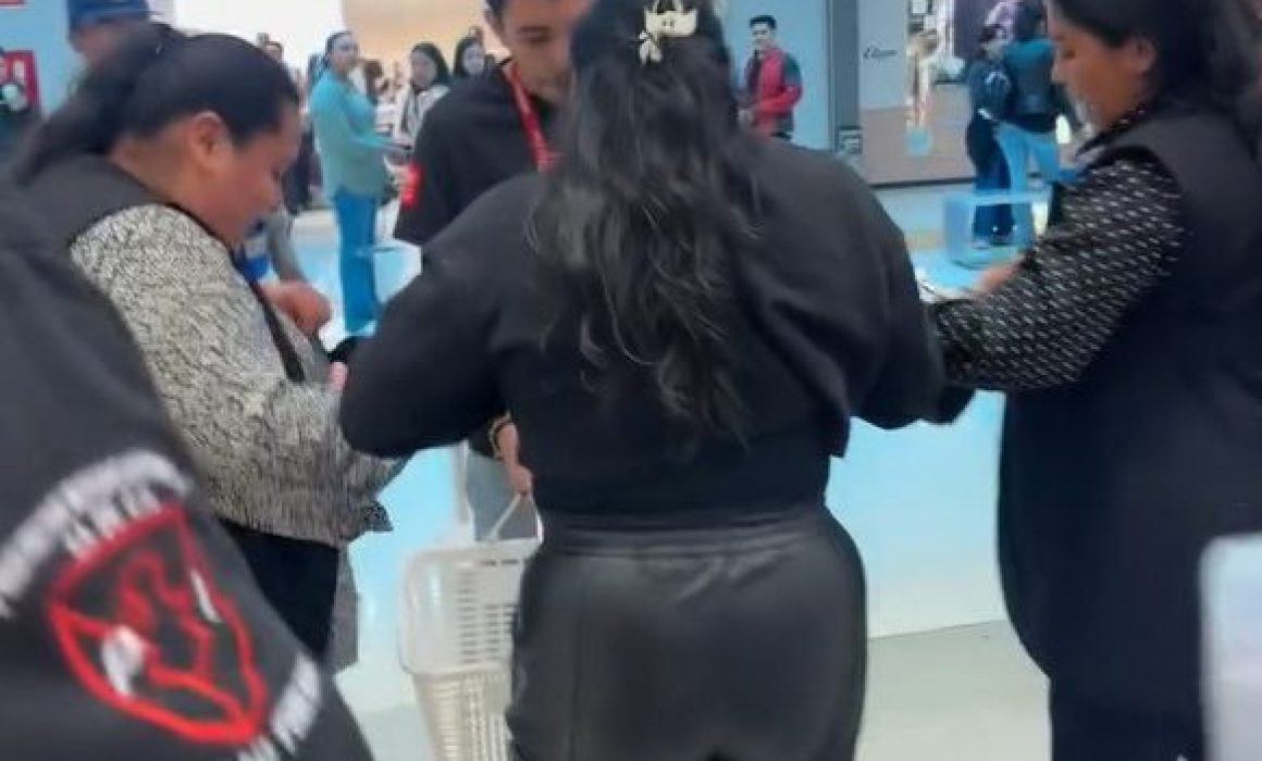 Víctima captura a presuntas farderas en Toluca, pero no son detenidas pese a agresiones y robo