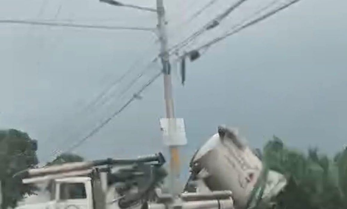 Vactor de ODAPAS en Ixtapaluca es grabado lanzando residuos en canal, vecinos exigen investigación