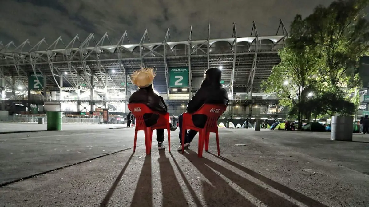 ¿Valió la pena? Fans duermen afuera del Estadio GNP para ver a Bad Bunny en persona
