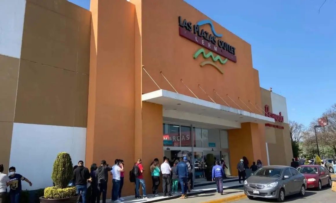 Vandalismo y robo violento en joyería dentro de plaza en Lerma sin detenidos