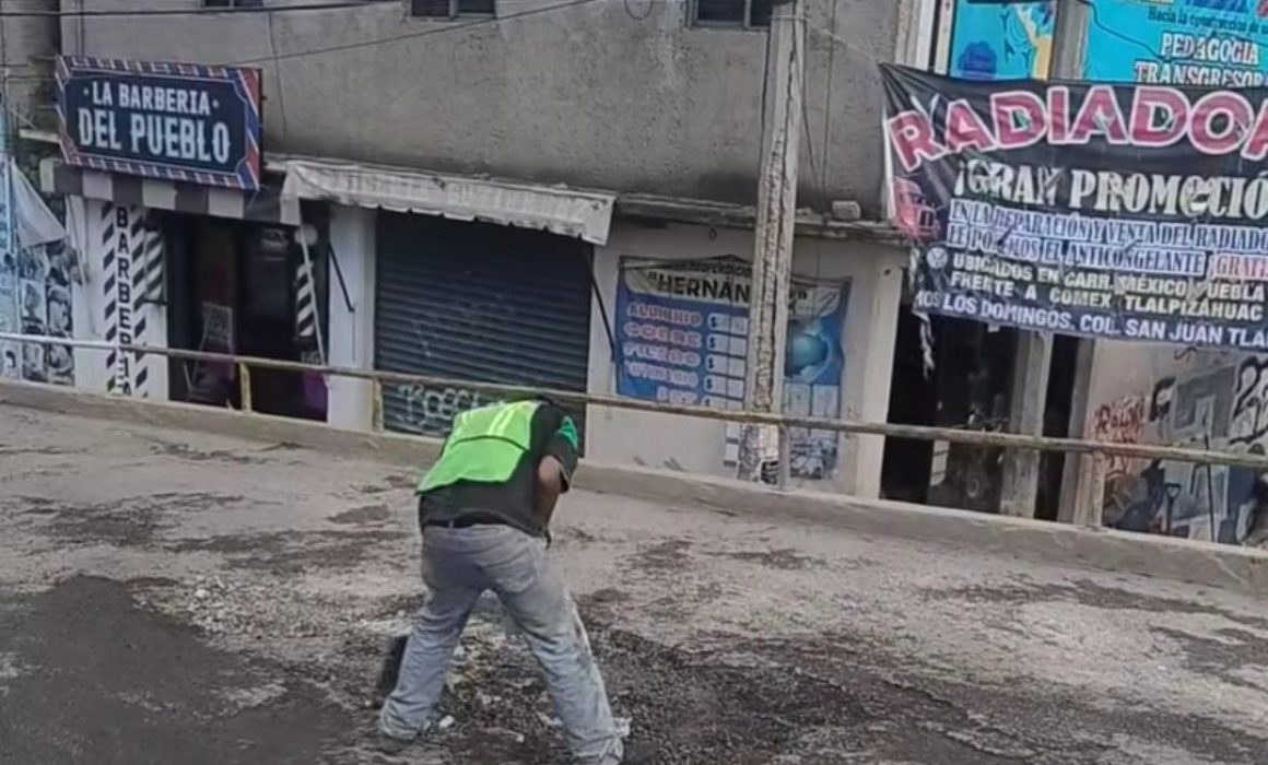 Vecino de Ixtapaluca repara baches ante abandono de autoridades y se vuelve ejemplo de lucha ciudadana