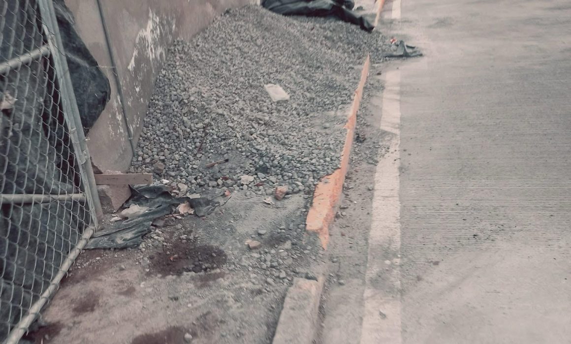 Vecino en Zinacantepec ocupa banquetas con escombros y peligrosidad para peatones