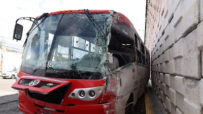 Vecinos de Calixtlahuaca exigen justicia y seguridad tras fallecimiento en accidente de autobús en Toluca