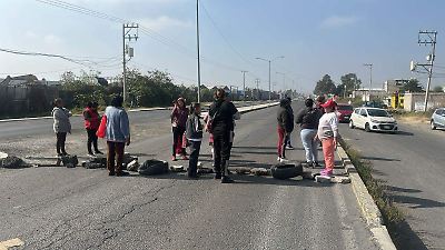 Vecinos de Chalco bloquean la carretera Chalco-Tláhuac por falta de agua y exigen solución