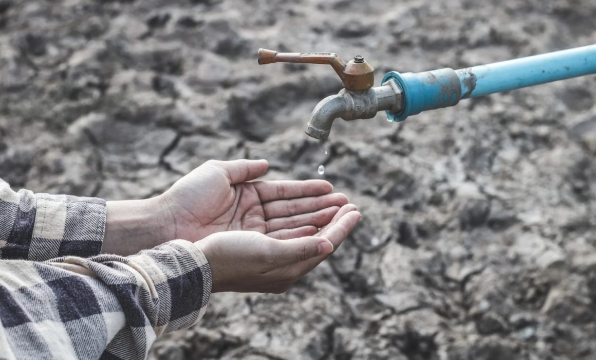 Vecinos de Chicoloapan bloquean la México-Texcoco por severo desabasto de agua