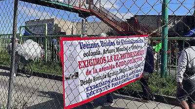 Vecinos de Chimalhuacán bloquean calles para exigir reparación de vialidades y generan caos vehicular
