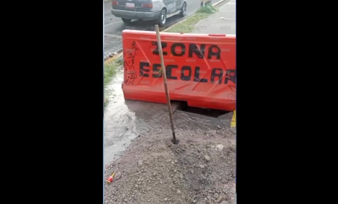 Vecinos de Ecatepec denuncian fuga de agua potable que dejaron sin servicio a escuela primaria
