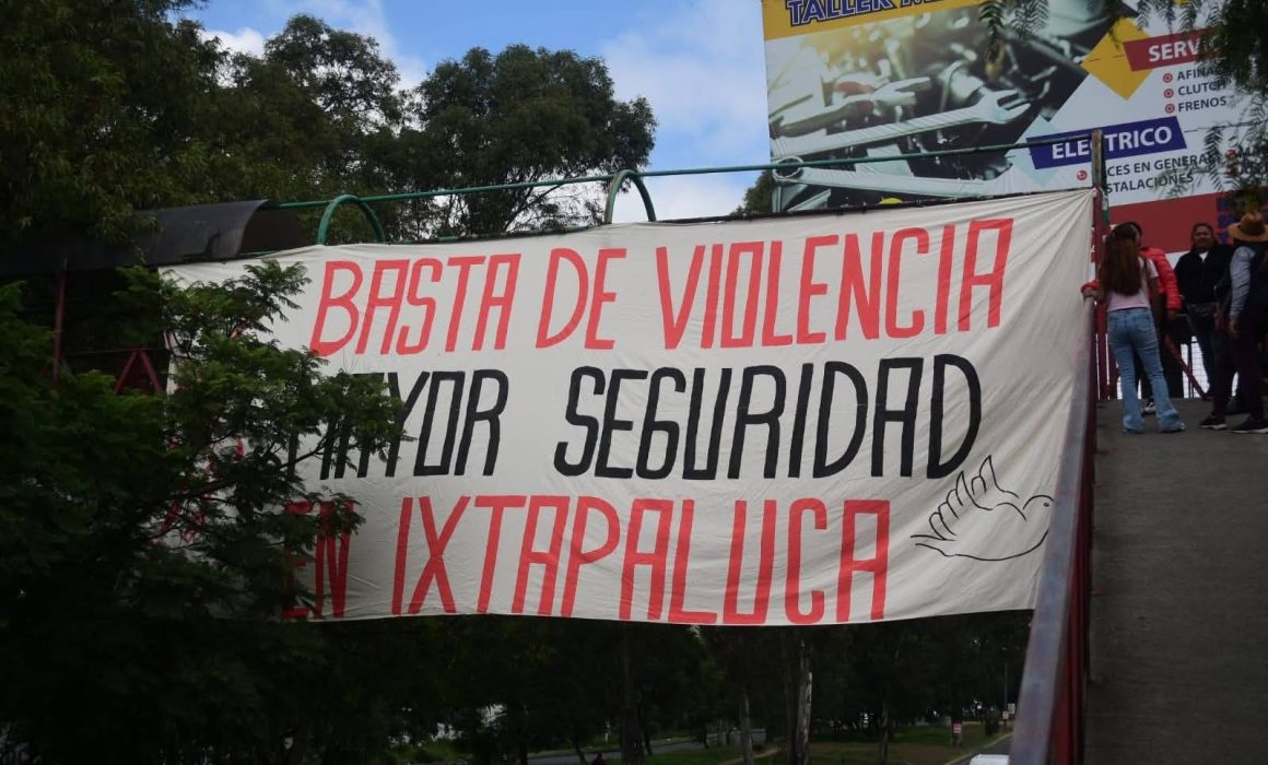 Vecinos de Ixtapaluca colocan mantas de protesta por falta de obra y seguridad