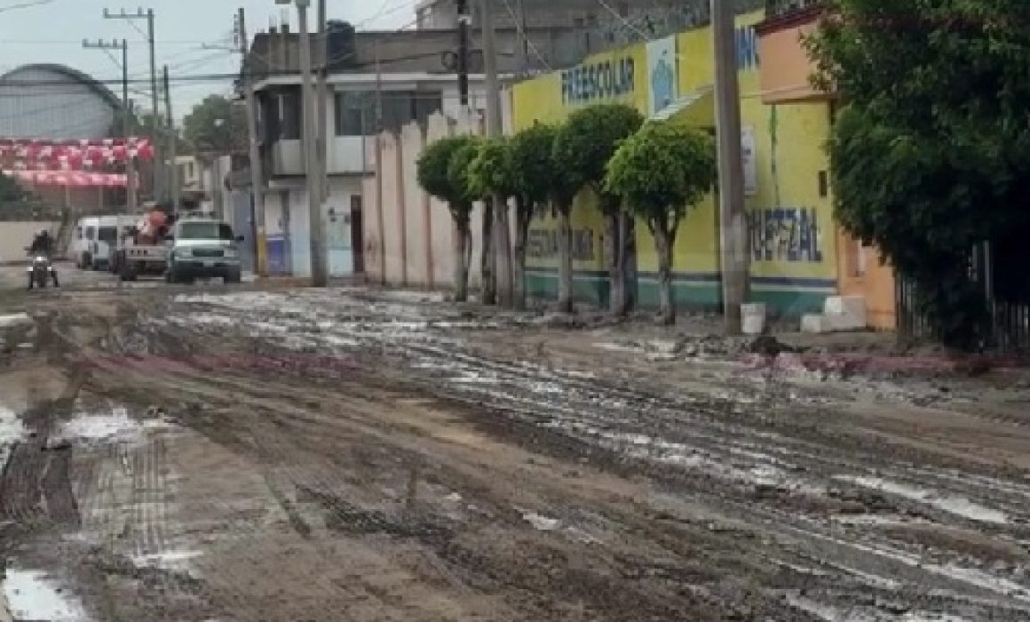 Vecinos de Ixtapaluca toman las calles para limpiar tras falta de apoyo del Gobierno Municipal