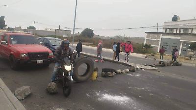 Vecinos de Jardines de Chalco bloquean por segundo día la carretera Chalco-Tláhuac por falta de agua potable