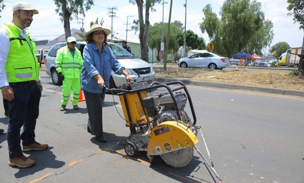 Vecinos de Jardines de Morelos improvisan bacheo ante la inacción del gobierno de Azucena Cisneros