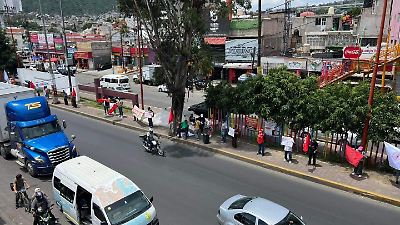 Vecinos de La Paz y Chicoloapan mantienen manifestación pacífica en la carretera México-Puebla para exigir obras y servicios básicos