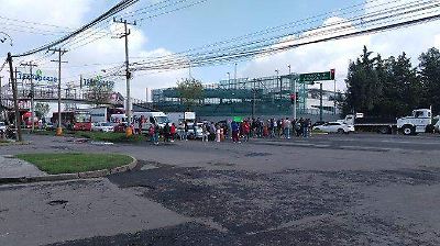 Vecinos de Lerma bloquean la México-Toluca para exigir soluciones por las inundaciones