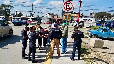 Vecinos de Los Sauces protestan contra reubicación de ambulantes en parque y piden alternativas