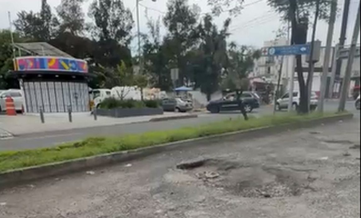 Vecinos de Naucalpan exigen reparación urgente de baches y hundimientos en vialidades