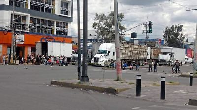 Vecinos de Nezahualcóyotl bloquean avenidas para exigir ayuda tras inundaciones en el Valle de México