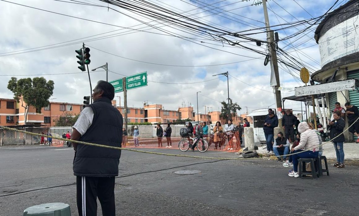 Vecinos de Nezahualcóyotl bloquean arteria principal para exigir apoyo tras inundaciones