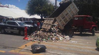 Vecinos de Otumba bloquean vertedero ilegal y exigen acciones inmediatas