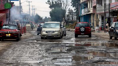 Vecinos de San Andrés Cuexcontitlán exigen reparación urgente de carretera en Toluca