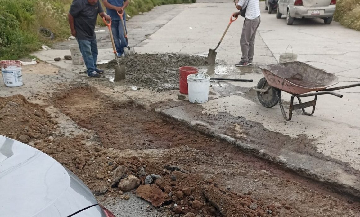Vecinos de San Juan Zitlaltepec pavimentan sus calles sin apoyo del gobierno municipal
