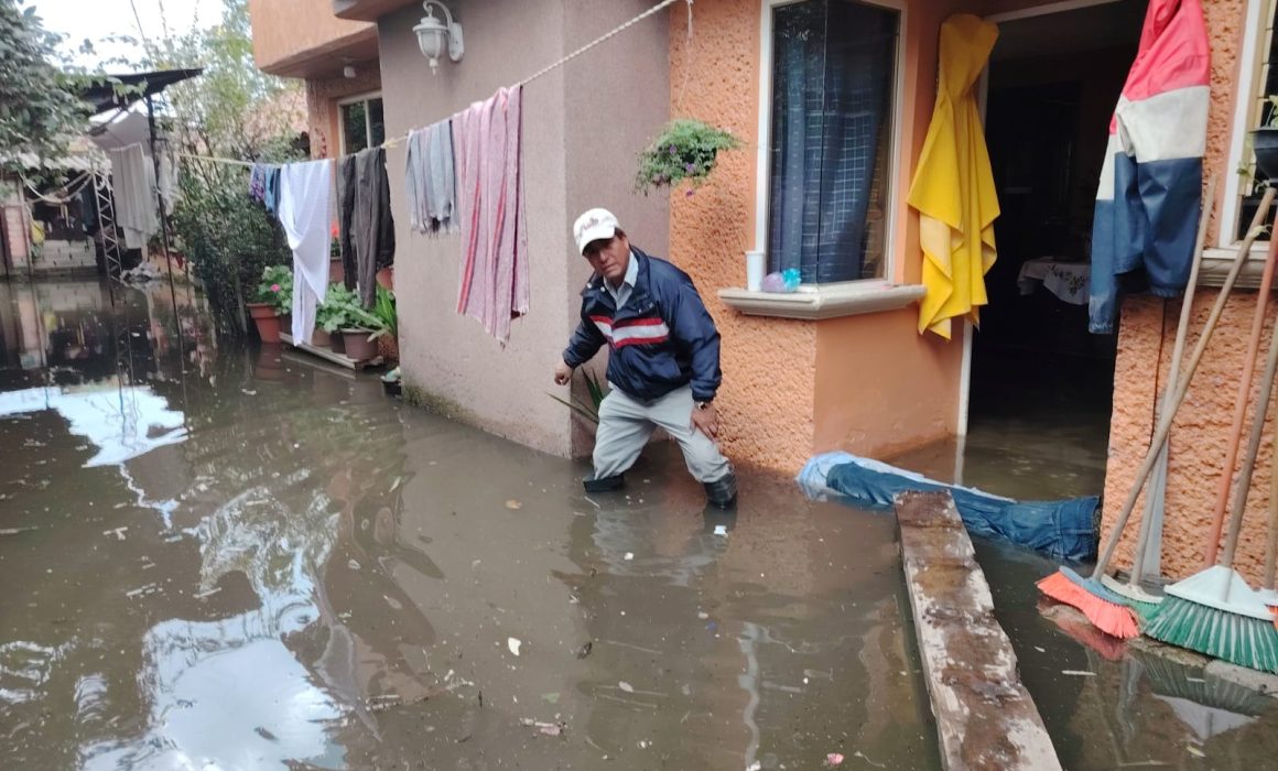 Vecinos de San Pedro Cholula en Ocoyoacac llevan más de dos semanas luchando contra las inundaciones y exigen apoyo estatal