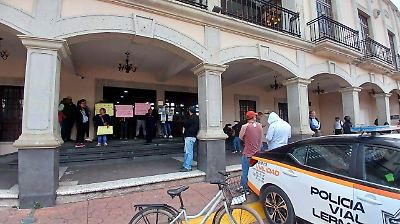 Vecinos de San Pedro Tultepec bloquean palacio municipal por inundaciones persistentes