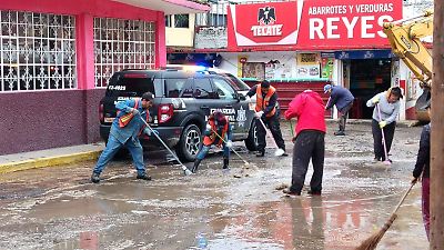 Vecinos de San Rafael, Naucalpan, siguen limpiando tras desbordamiento del Río Verde y evalúan daños