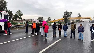 Vecinos de Tecámac bloquean parcialmente la autopista México-Pachuca para exigir mejor infraestructura vial