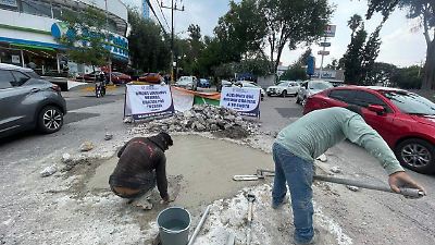 Vecinos de Tecamachalco toman control y reparan 31 baches en calles del barrio