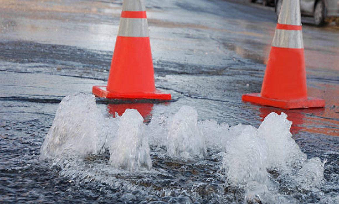 Vecinos de Tlalmanalco denuncian fuga de agua potable sin atención desde hace más de un mes