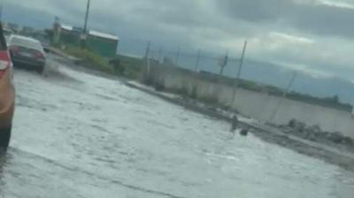 Vecinos de Toluca-Naucalpan enfrentan peligros por tramo inundado y baches en carretera Xonacatlán