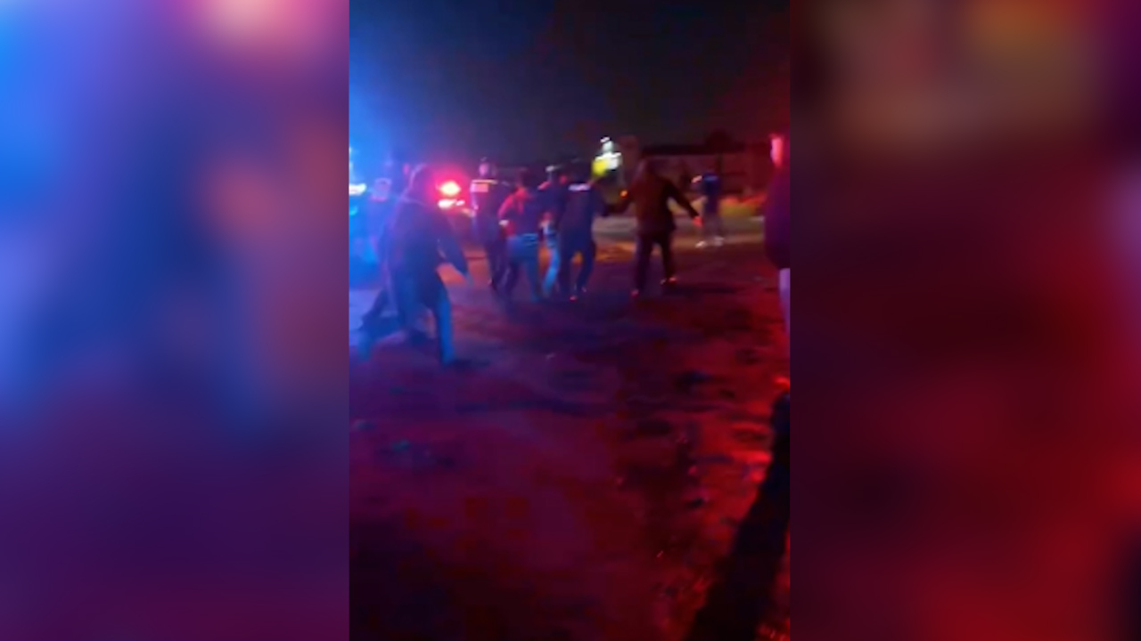 Vecinos de Toluca detienen a presuntos ladrones de camioneta en Tlachaloya