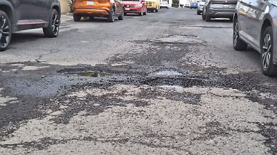 Vecinos de Toluca enfrentan crecientes baches en la colonia CFE sin respuesta de las autoridades