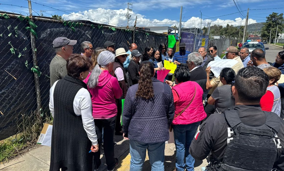 Vecinos de Toluca exigen clausura definitiva de obra irregular y colocan sellos de suspensión