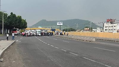 Vecinos de Valle de Chalco bloquean autopista México-Puebla para exigir justicia por personas desaparecidas
