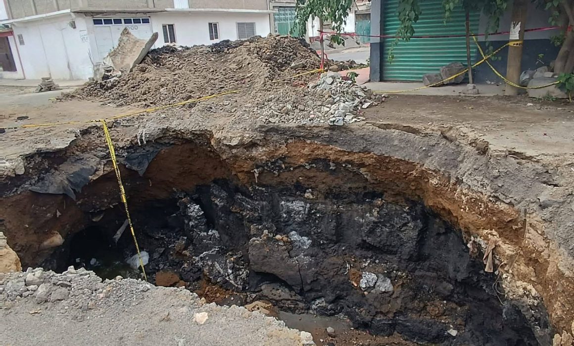 Vecinos de Valle de Chalco denuncian falta de atención tras una semana de socavón sin reparación
