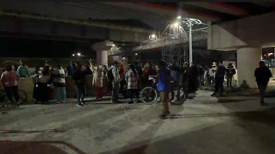 Vecinos de Valle de Chalco e Ixtapaluca bloquean el paso del Trolebús por incumplimientos en obras peatonales