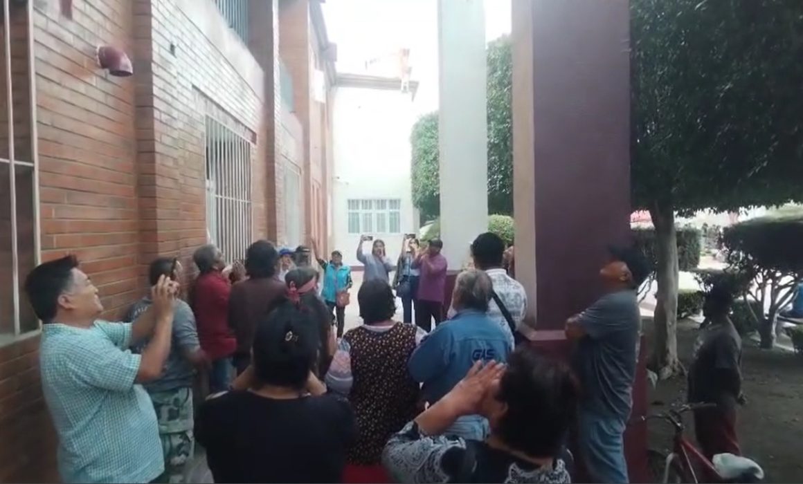 Vecinos de Valle de Chalco protestan contra pozo 3A por peligro a sus viviendas