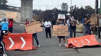 Vecinos del Estado de México bloquean carretera en protesta por volcadura de pipa en Iztapalapa y exigen mayor regulación en transporte de gas