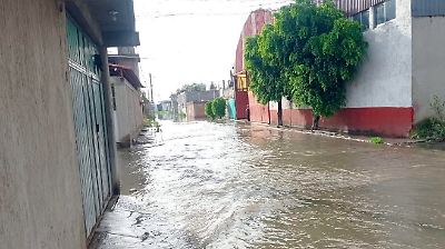 Vecinos denuncian inundaciones por desfogue de la Presa El Ángulo