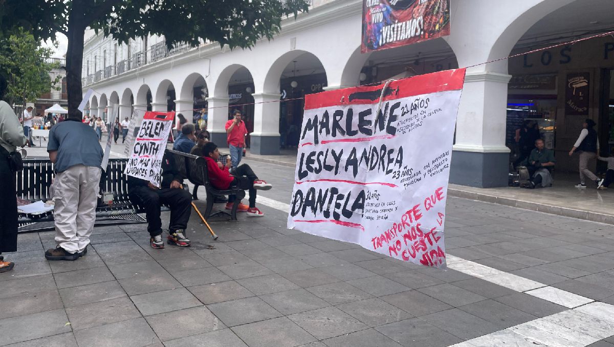 Vecinos en Toluca colocan tendederos de denuncia por tarifas, inseguridad y mala calidad del transporte